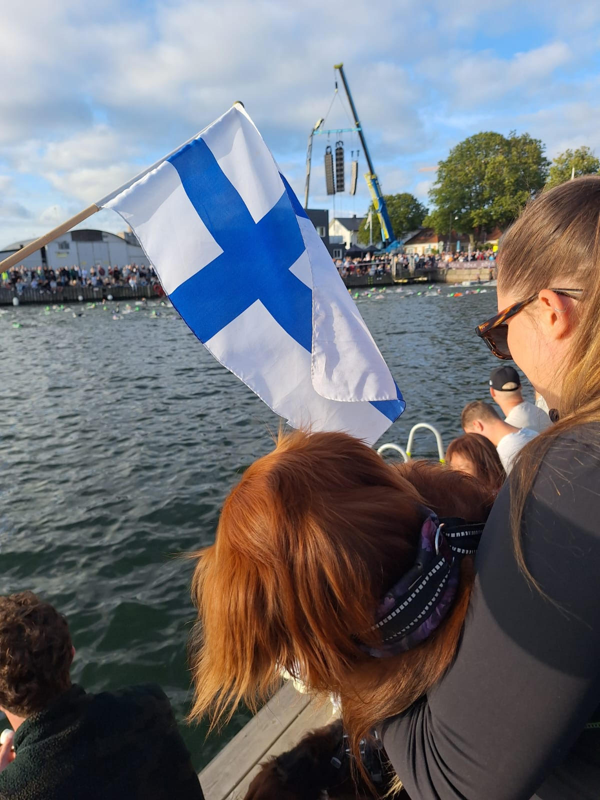 Kuva perhe -whatsappista. "Äiti ampas kun kala veteen"