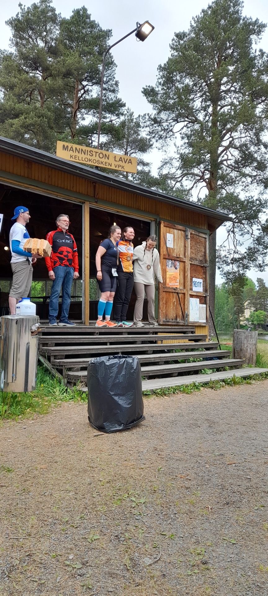 Itse otin kuvan. Huom ! Roskapönttö keskellä.